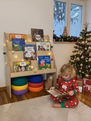 Montessori knihovnička, kde si děti pohodlně vyberou samy ❤️📚 Víte, co mění všechno? Když dítě vidí celou obálku své...